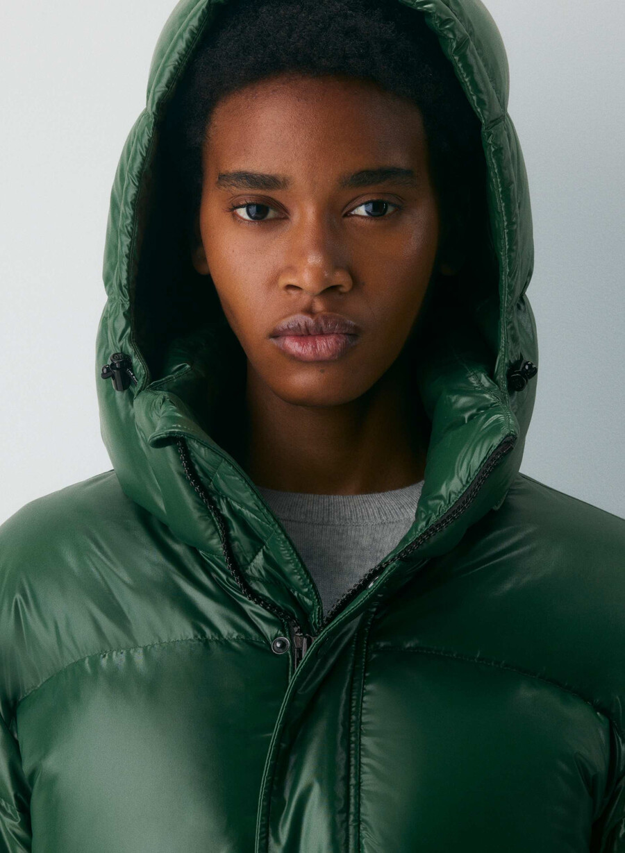 the super puff shorty - hi-gloss campus green
