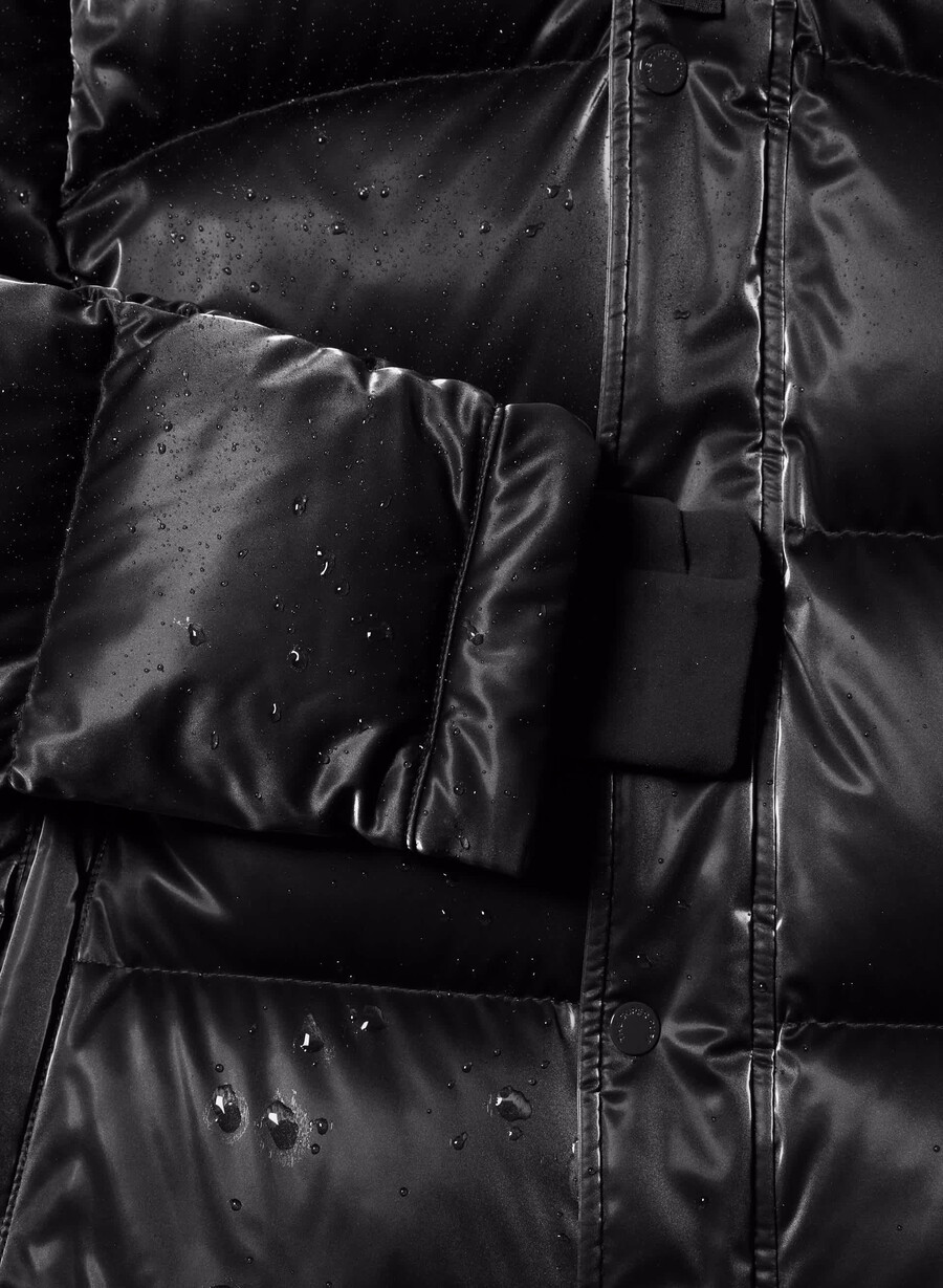 the super puff shorty - liquid shine black