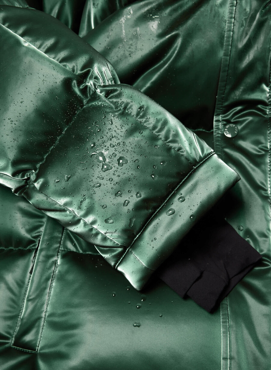 the super puff shorty - liquid shine campus green