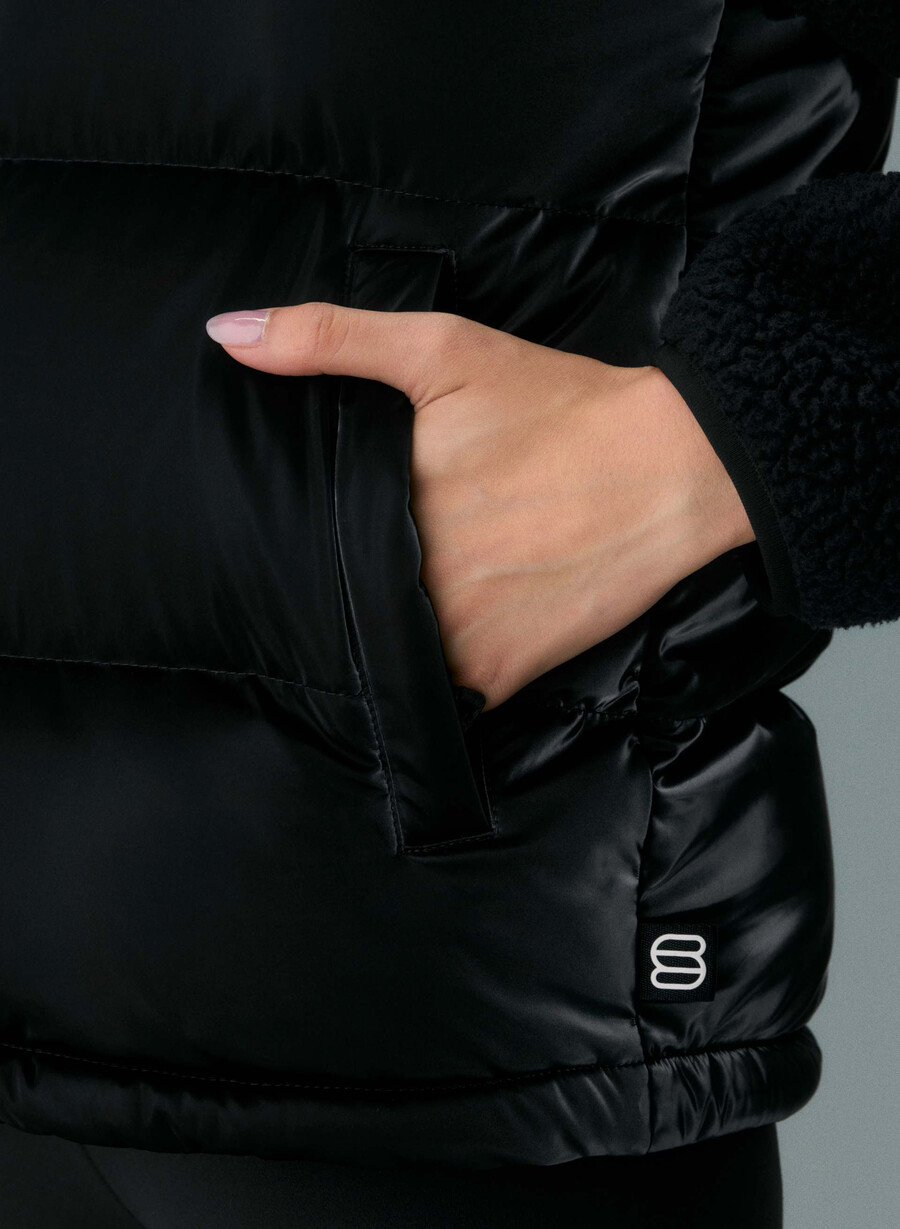 the super puff vest - liquid shine black