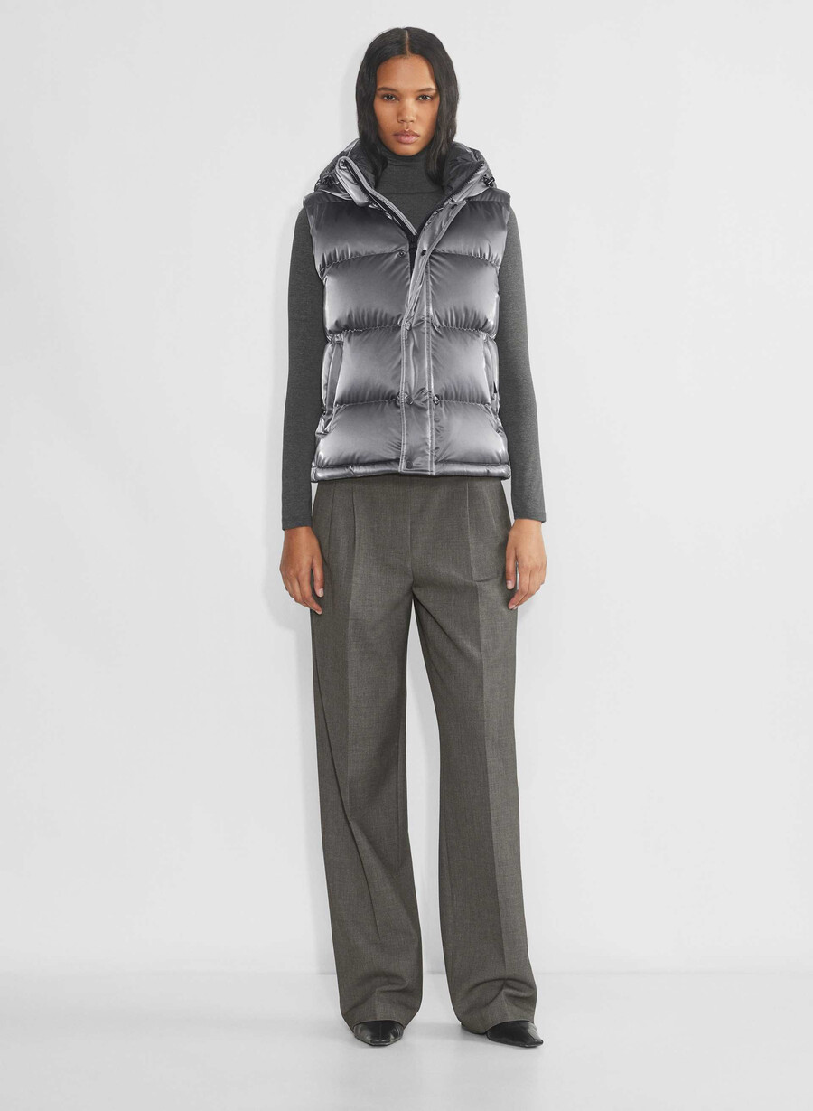 the super puff vest - liquid shine coal grey