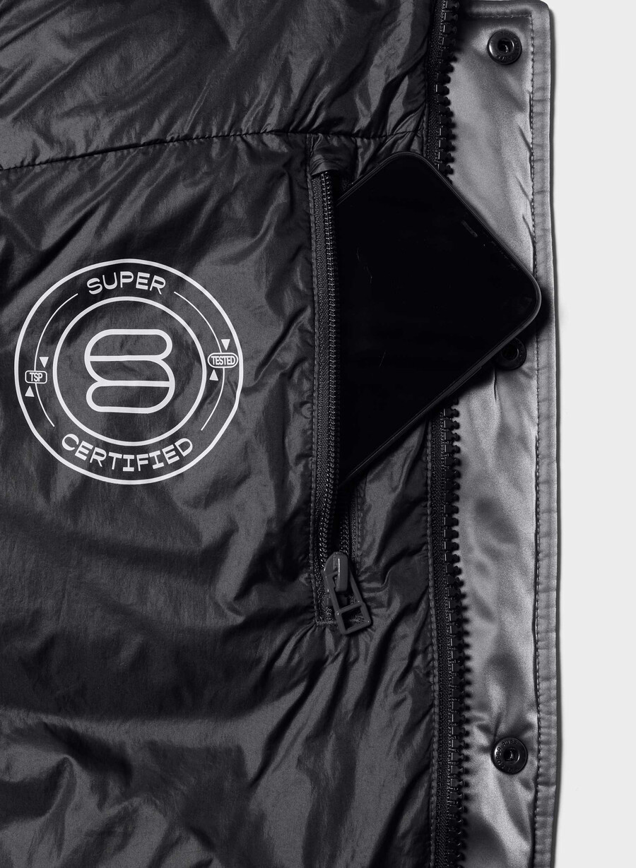 the super puff vest - liquid shine coal grey