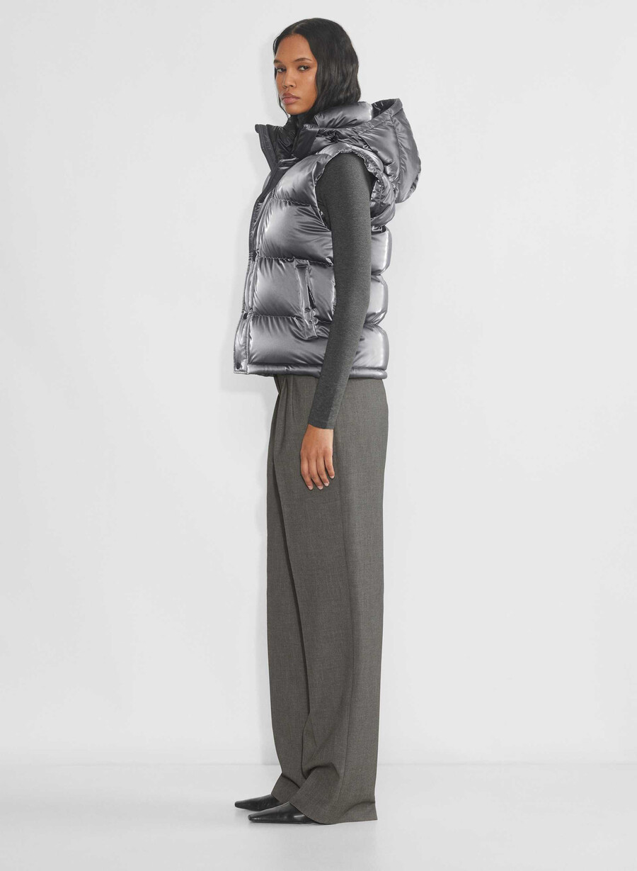 the super puff vest - liquid shine coal grey