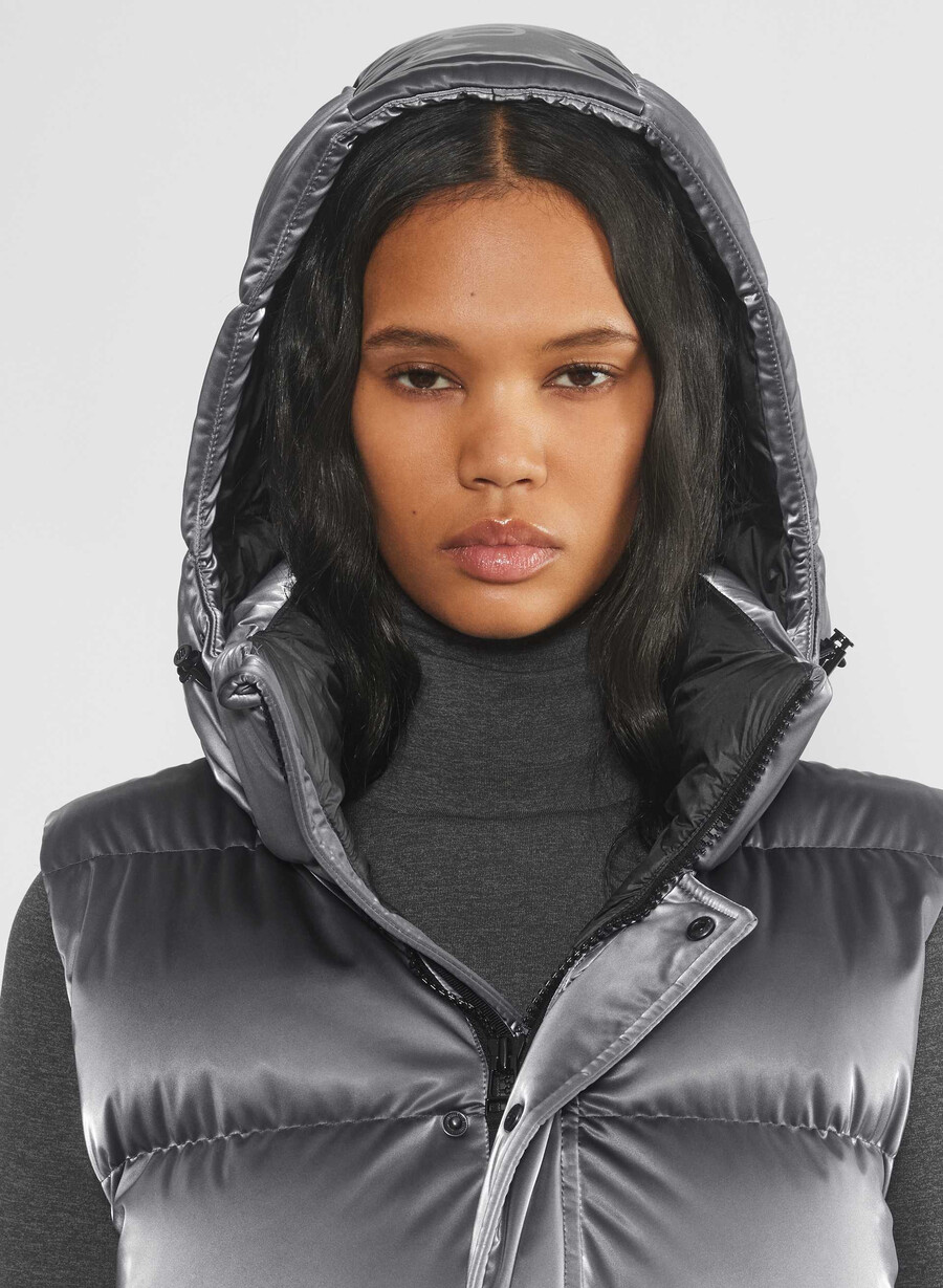 the super puff vest - liquid shine coal grey