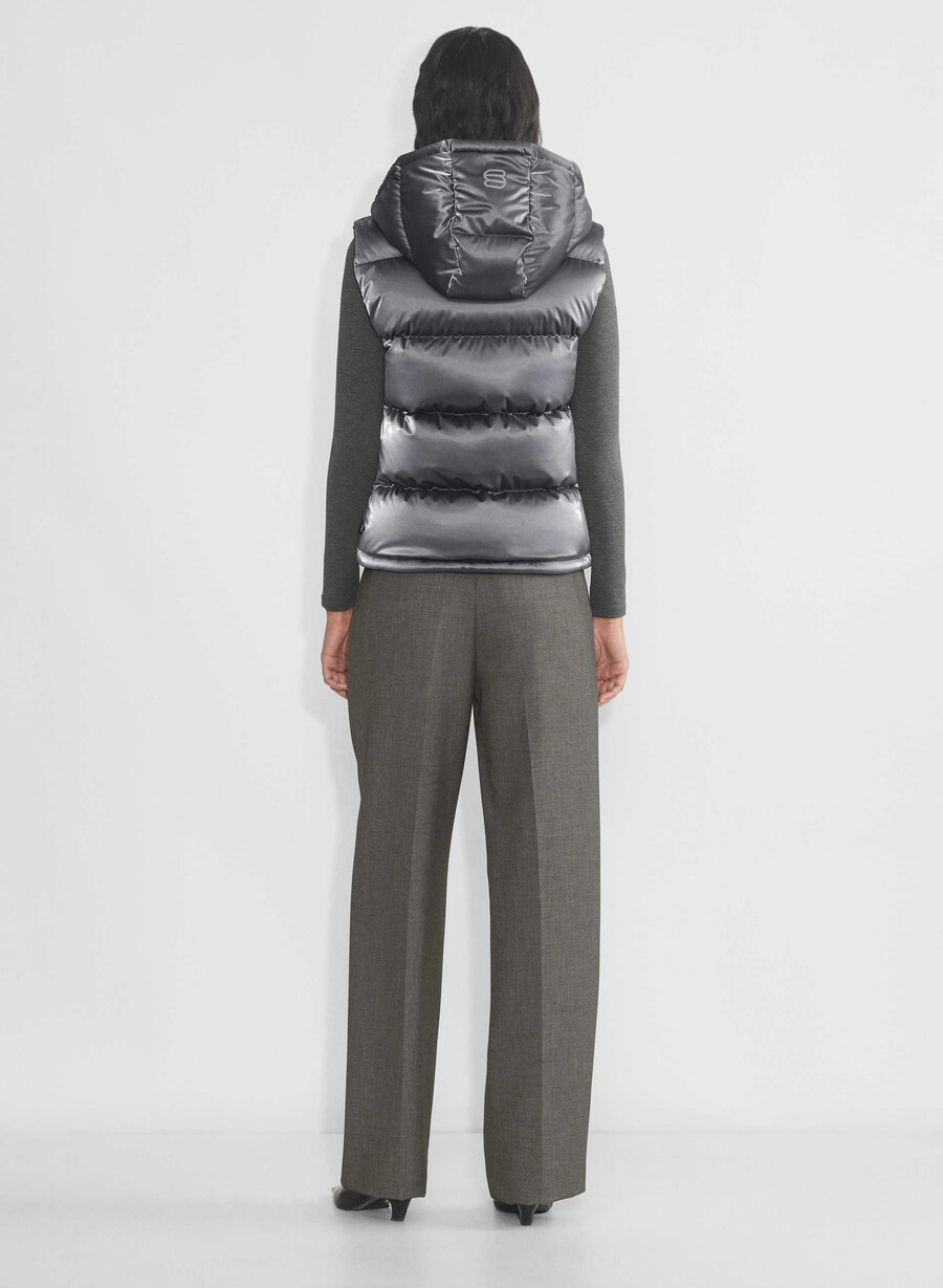the super puff vest - liquid shine coal grey
