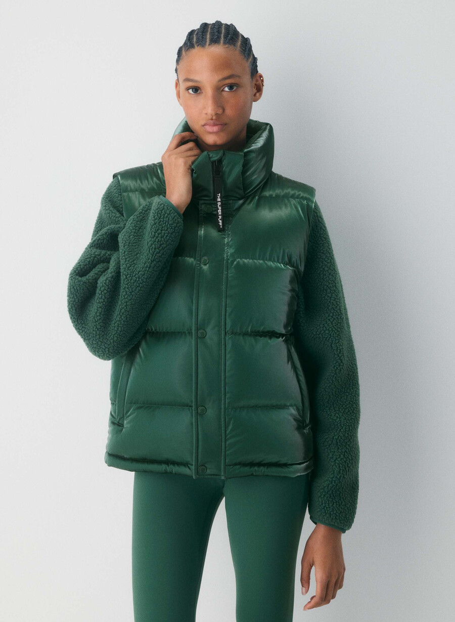 the super puff vest - liquid shine campus green