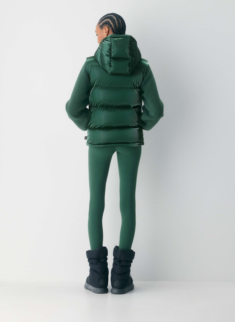 the super puff vest - liquid shine campus green