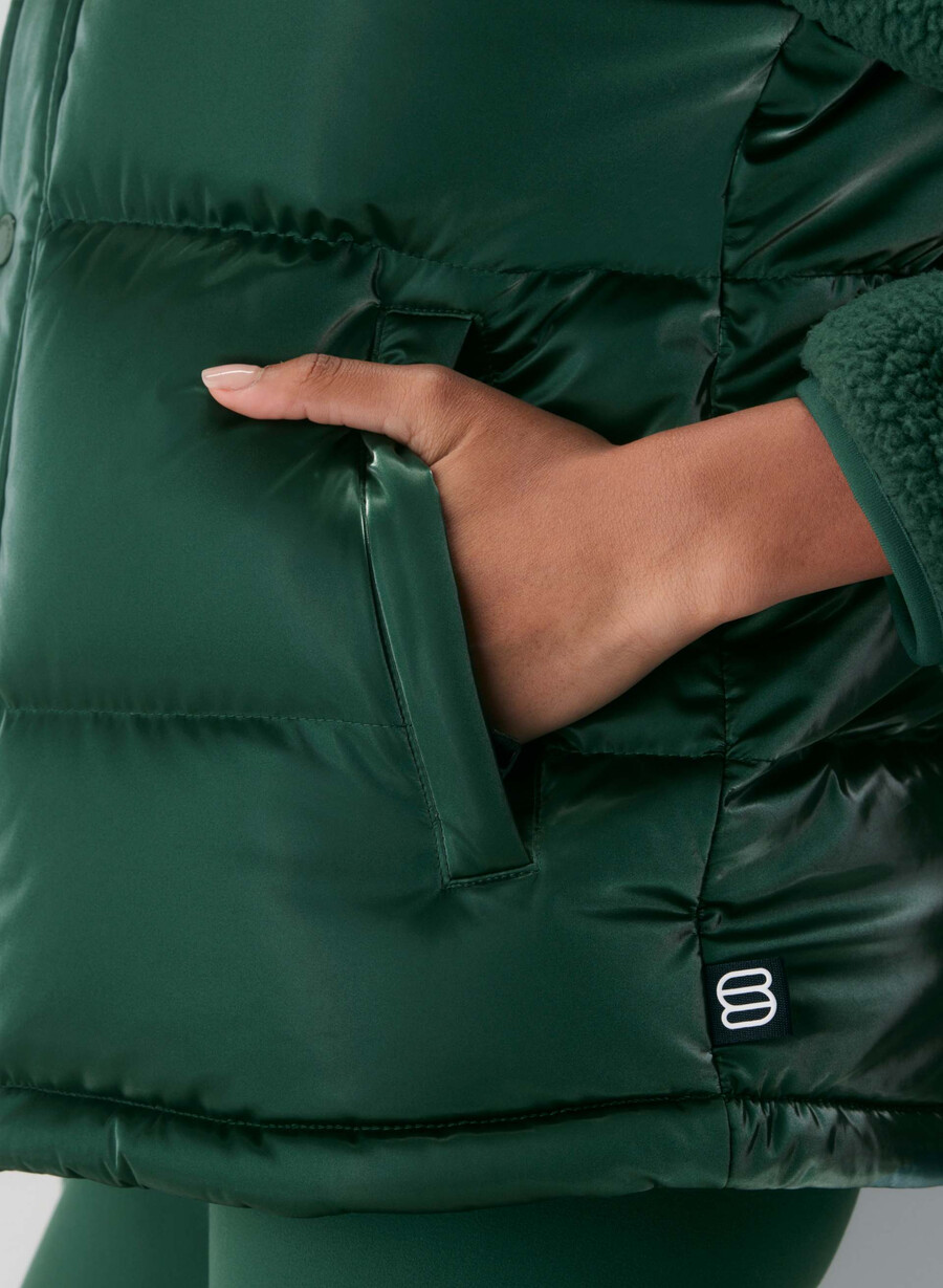 the super puff vest - liquid shine campus green