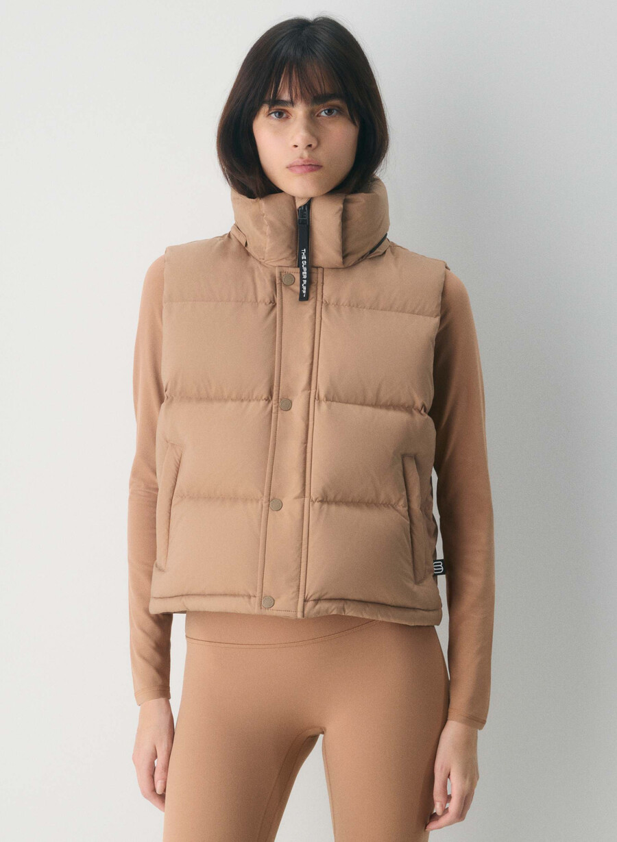 the super puff shorty vest - climatte chocolate mousse