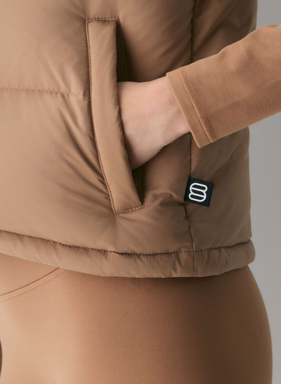 the super puff shorty vest - climatte chocolate mousse