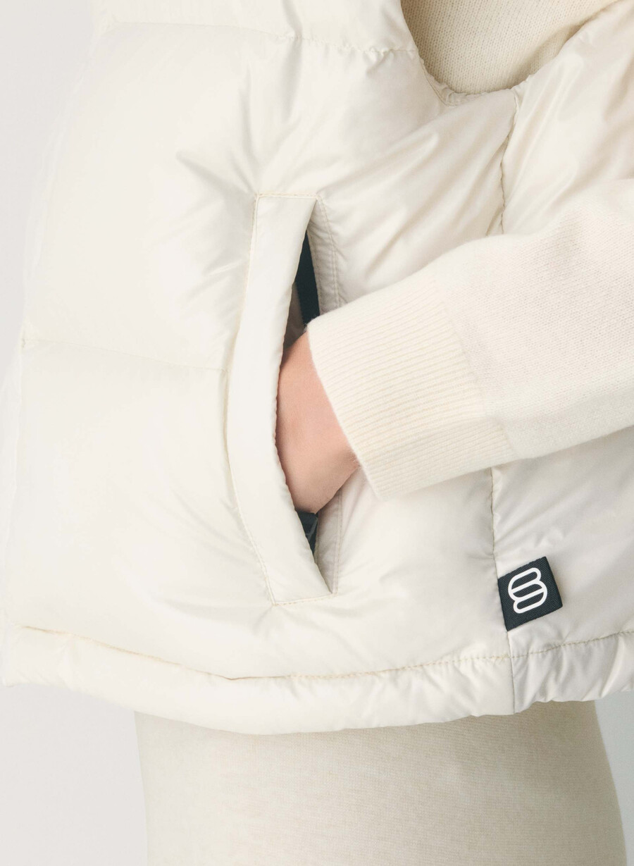 the super puff shorty vest - hi-gloss birch