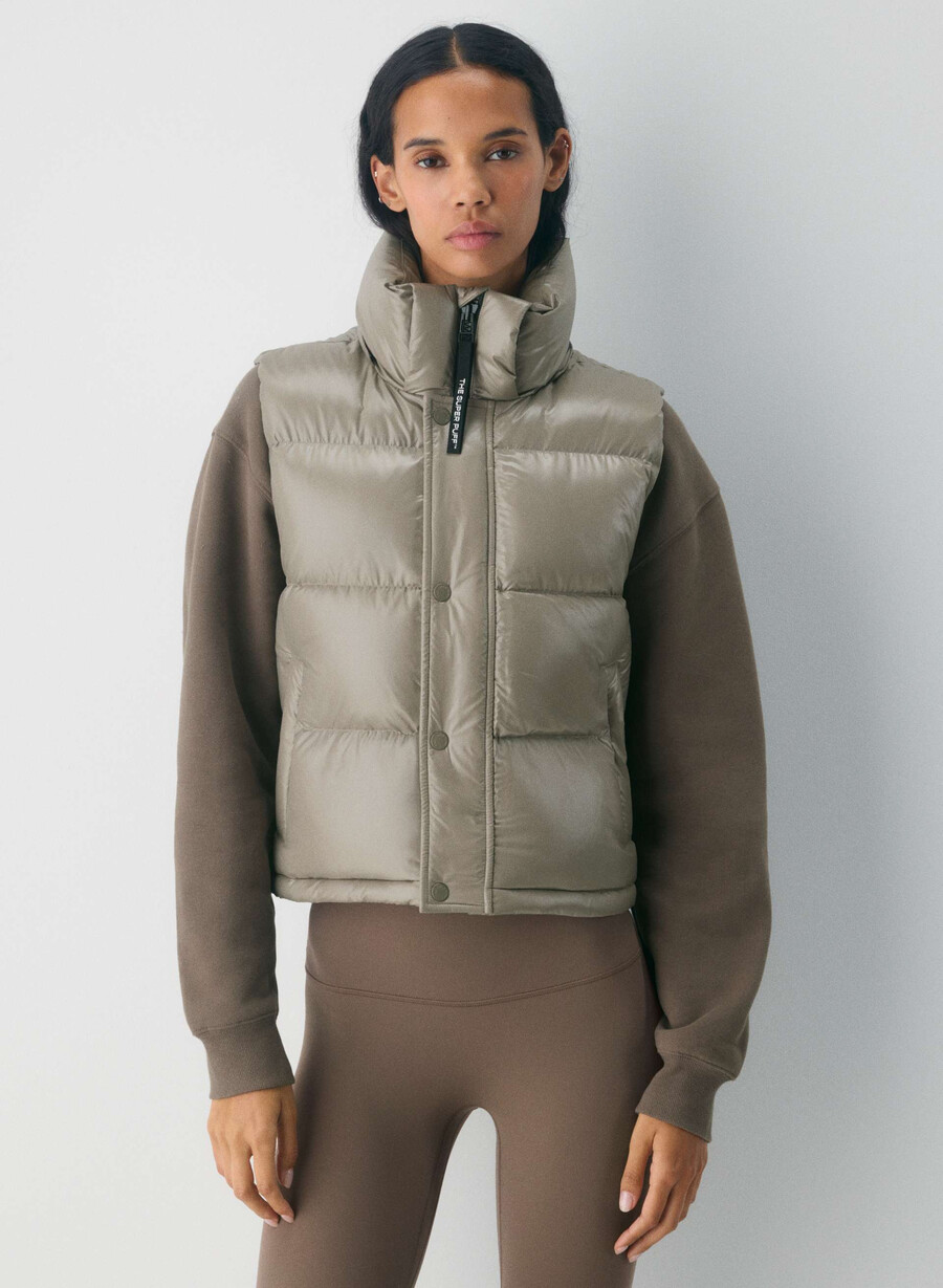 the super puff shorty vest - hi-gloss modern taupe