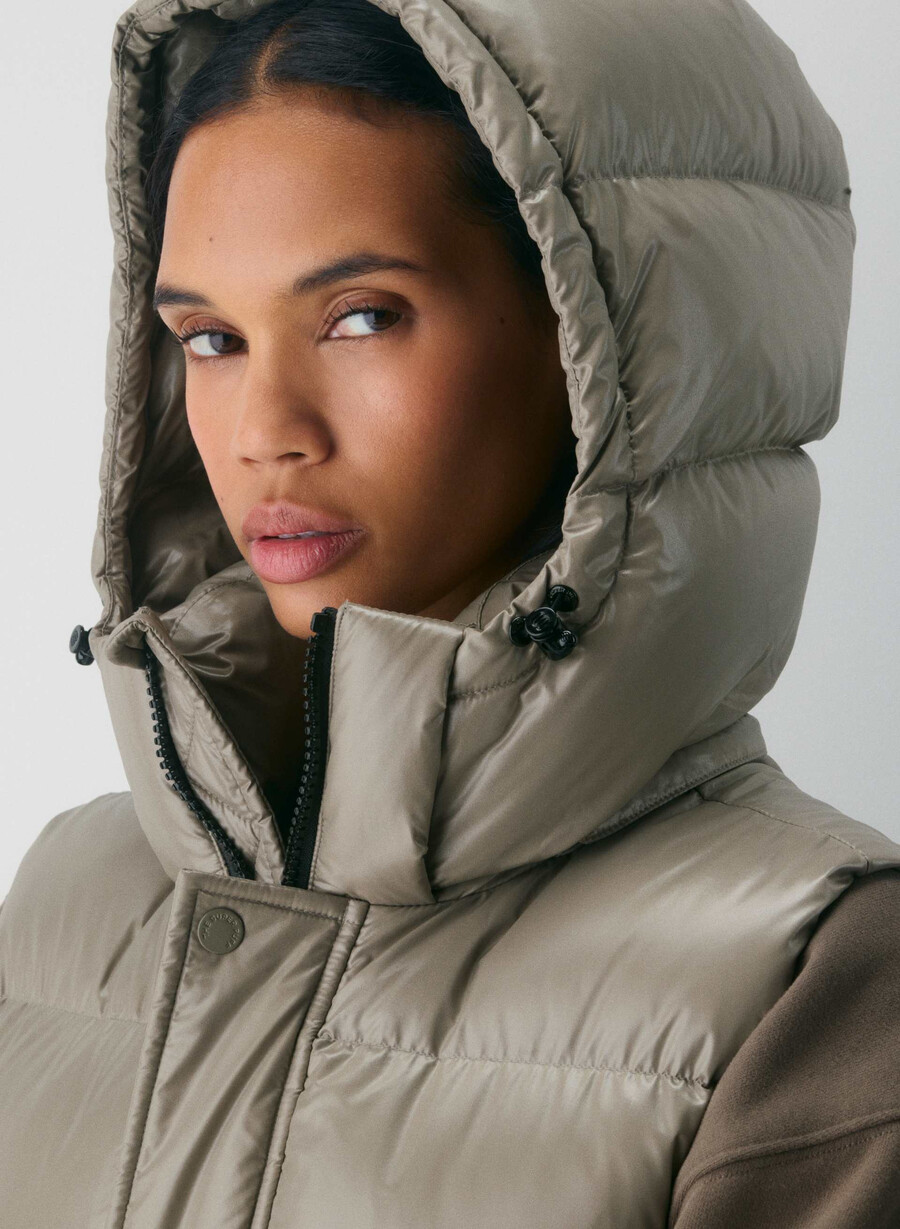 the super puff shorty vest - hi-gloss modern taupe
