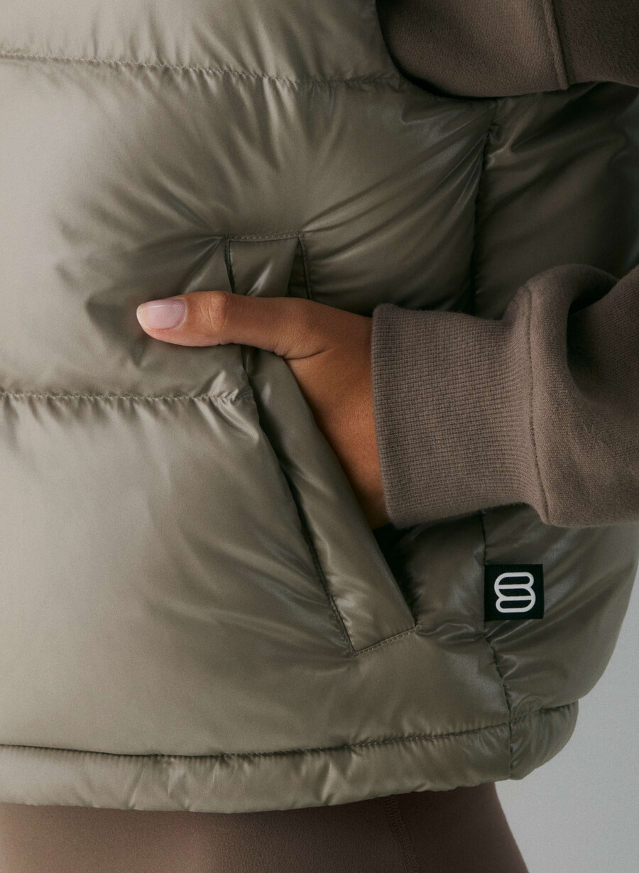 the super puff shorty vest - hi-gloss modern taupe