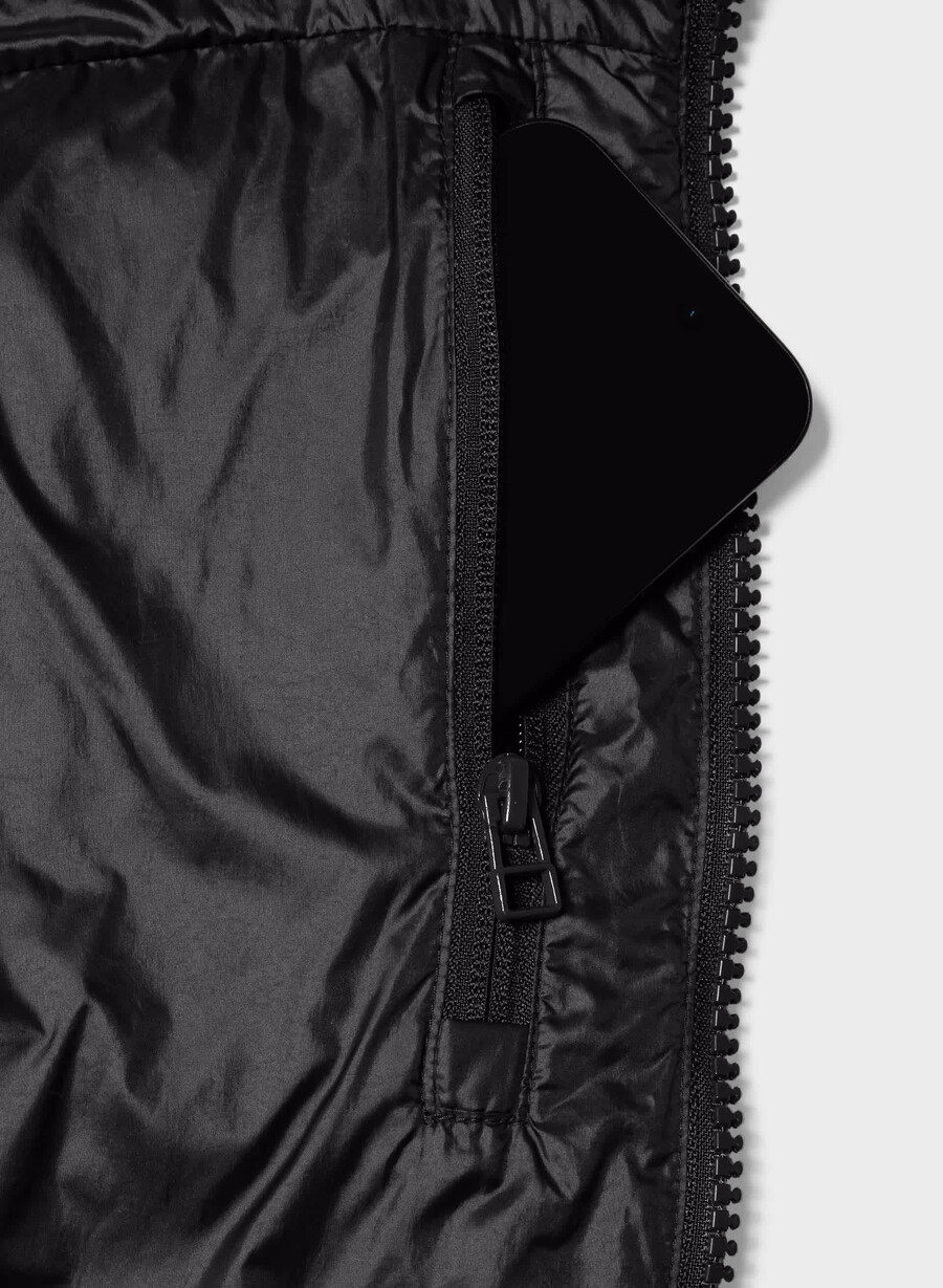 the supersnug puff - liquid shine black