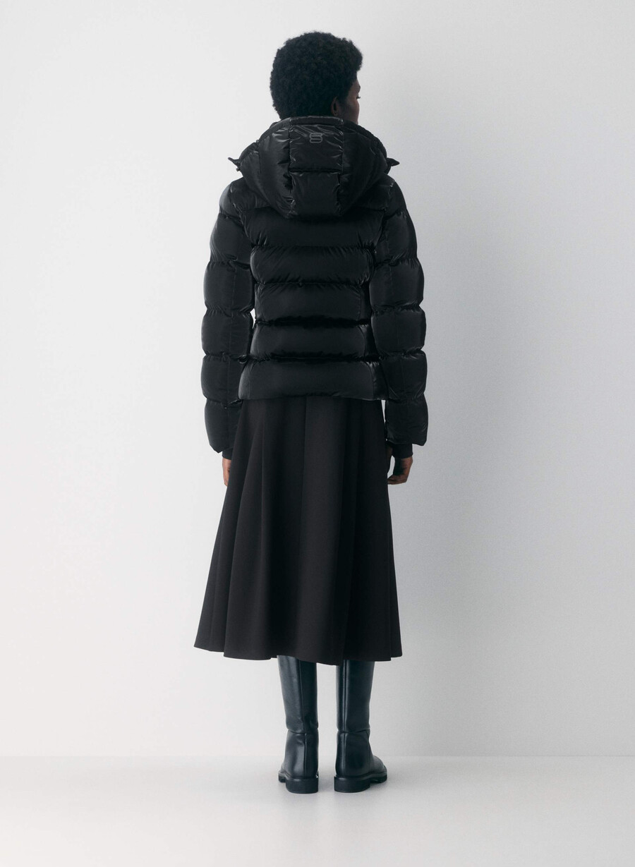 the supersnug puff - liquid shine black