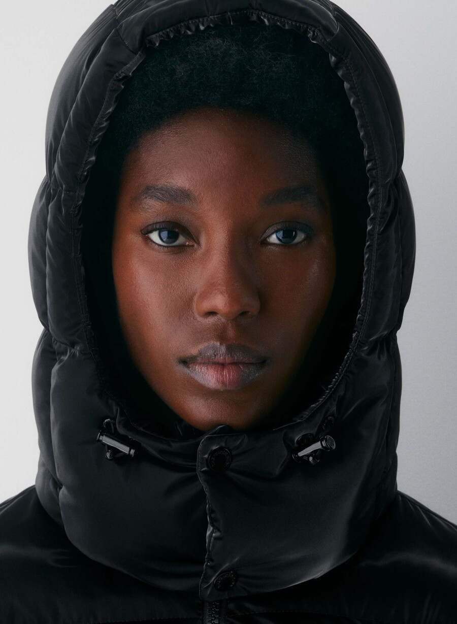 the supersnug puff - liquid shine black