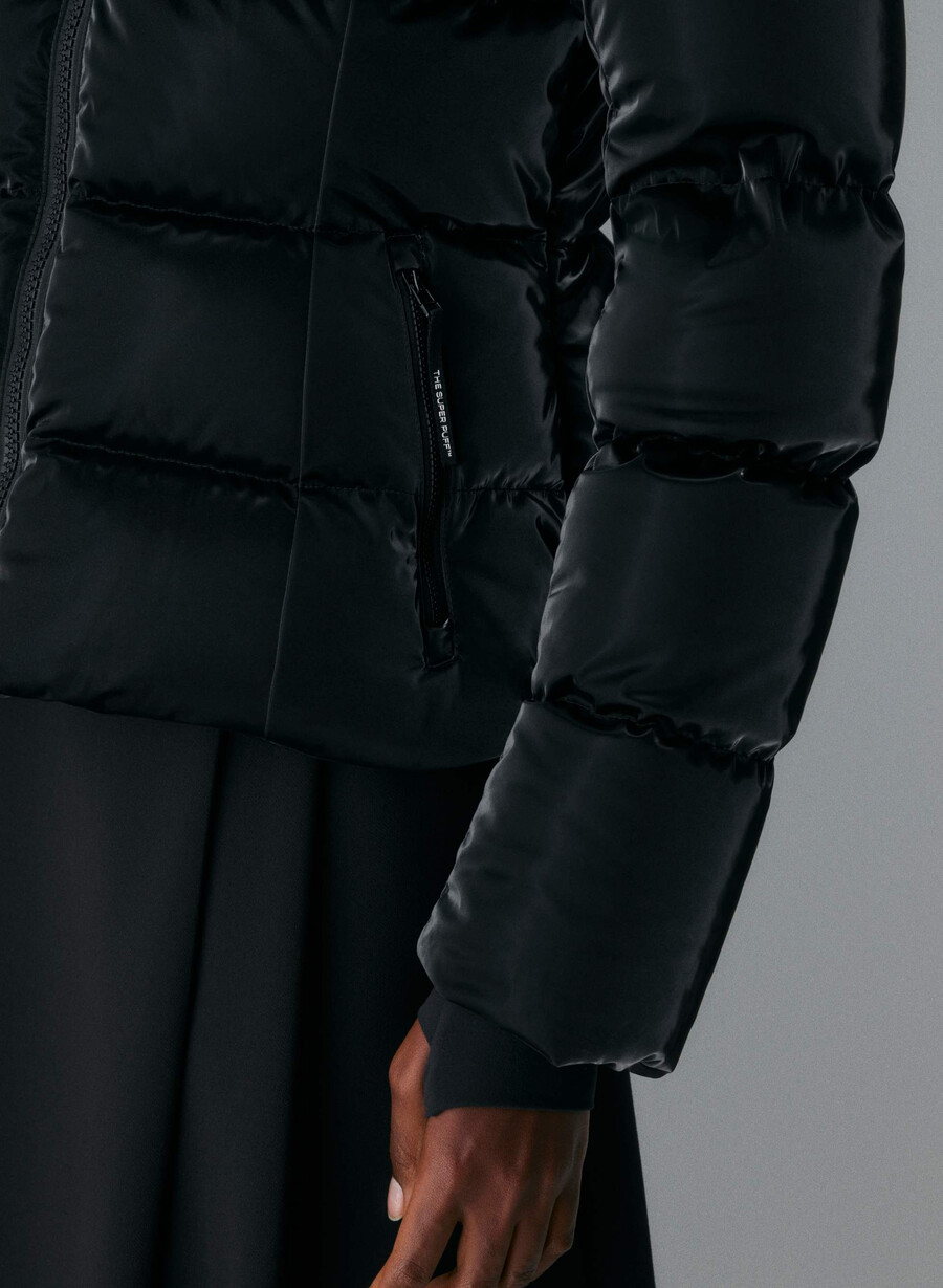 the supersnug puff - liquid shine black