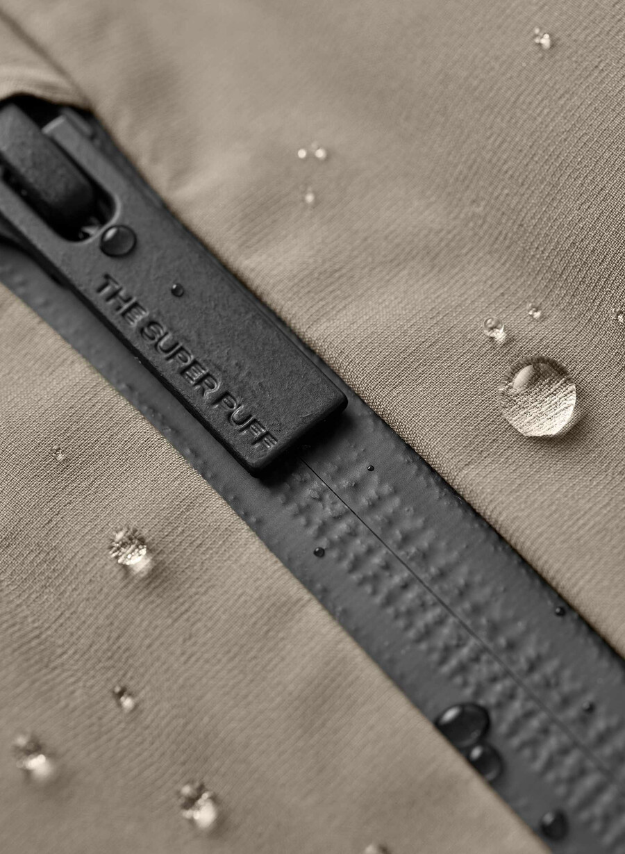 the super puff₂o shorty - rainstop modern taupe