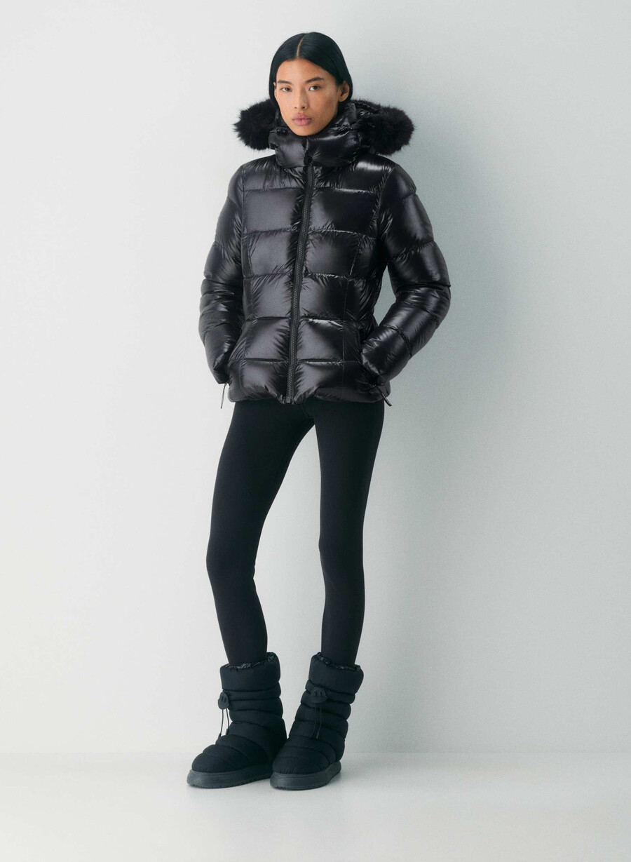 the supersnug puff - hi-gloss blackblack