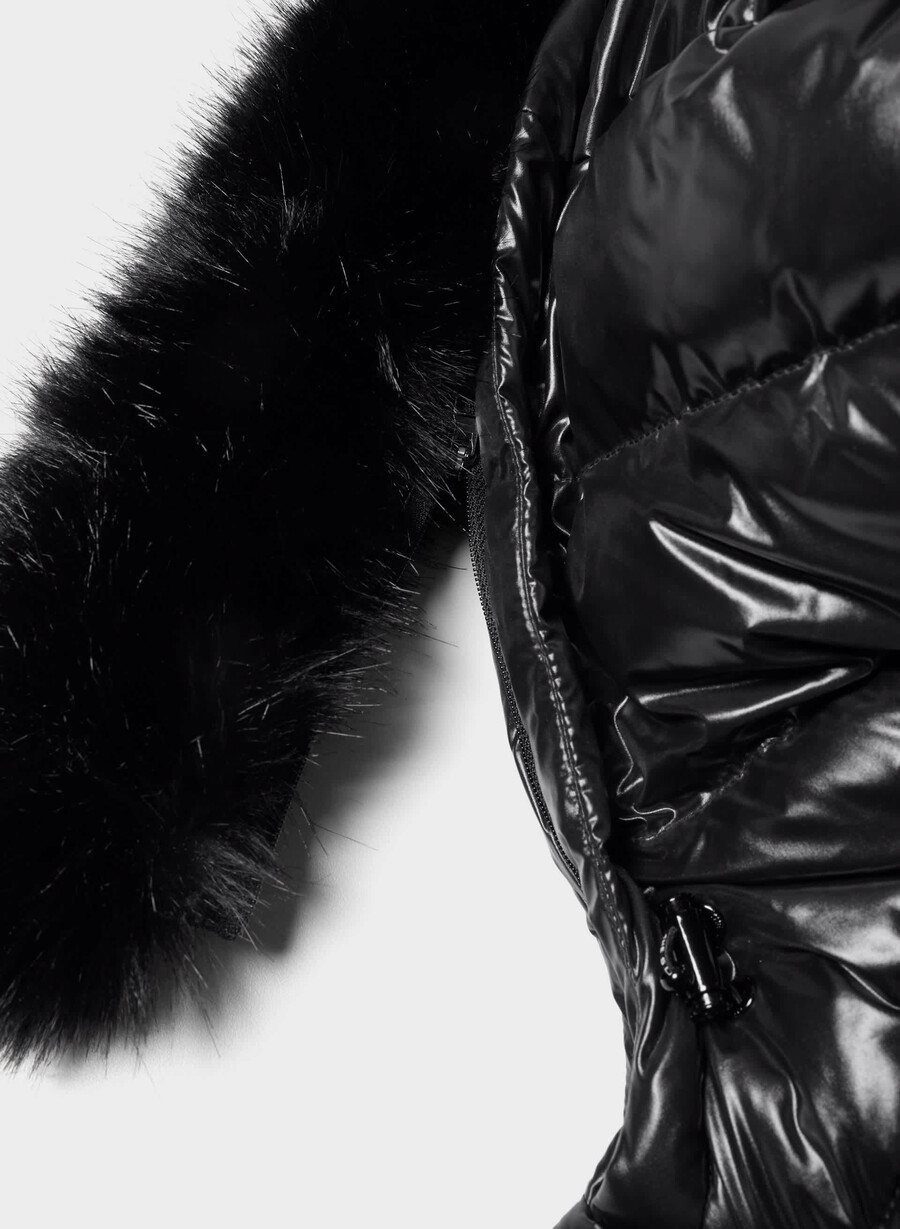 the supersnug puff - hi-gloss blackblack